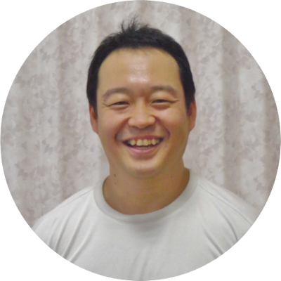 なかの接骨院の院長（柔道整復師）水泳やフットサルなど運動を好み、水泳の指導員や高齢者施設の運動指導をしている。