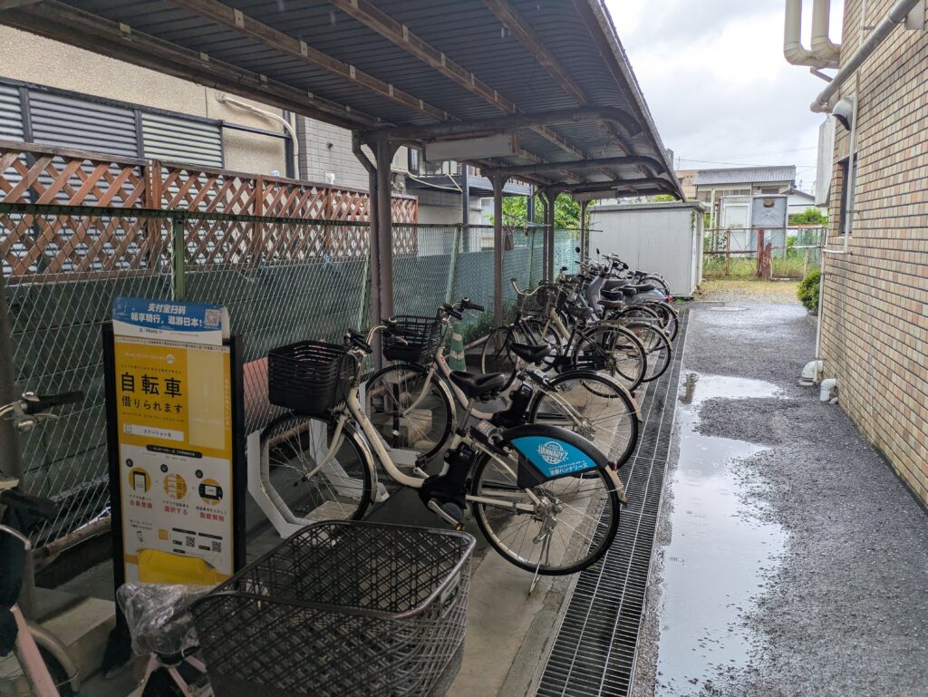 長岡京市産業文化会館の敷地内にある観光レンタサイクル（ことチャリ）ポートの様子
